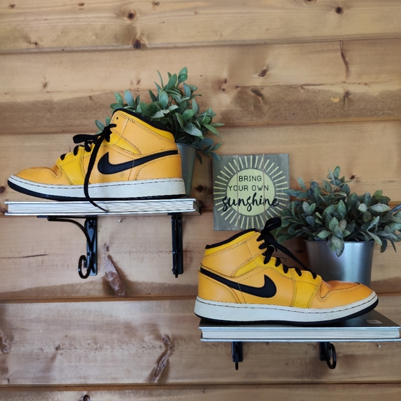 Nike πAir Jordan 1 Mid Sneakers University Gold 554725-700 Leather Sz 4.5 Youth - Picture 5 of 13